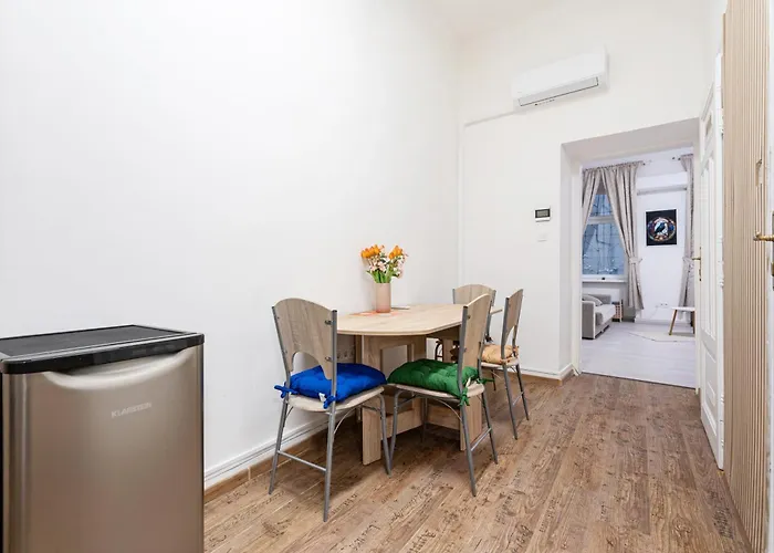 Rowena Holiday Home